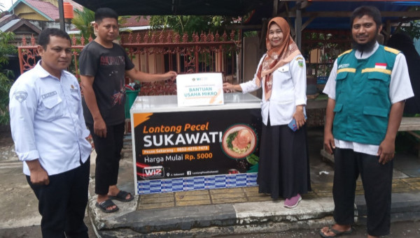 Penyaluran Bantuan Pemberdayaan Ekonomi Umat di Pinrang, Bantu Modal Usaha Lontong Pecel